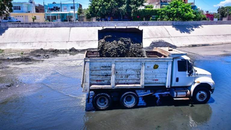 Con góndolas retiran la tierra del Arroyo Jabalines.