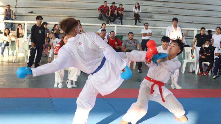 Jesús Francisco Moreno Bautista (izq.) en su duelo ante Hayato Francisco Yoshii.