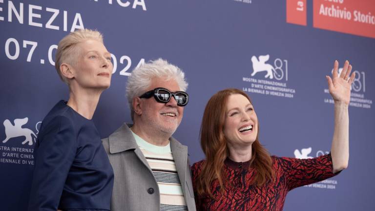 Pedro Almodóvar, acompañado de Tilda Swinton y Julianne Moore.