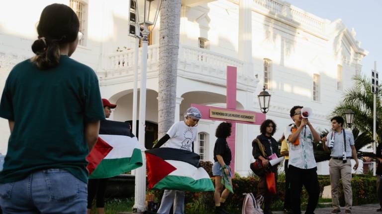 Manifestación de integrantes del Movimiento por la Liberación del Pueblo Palestino-Culiacán frente al Ayuntamiento.