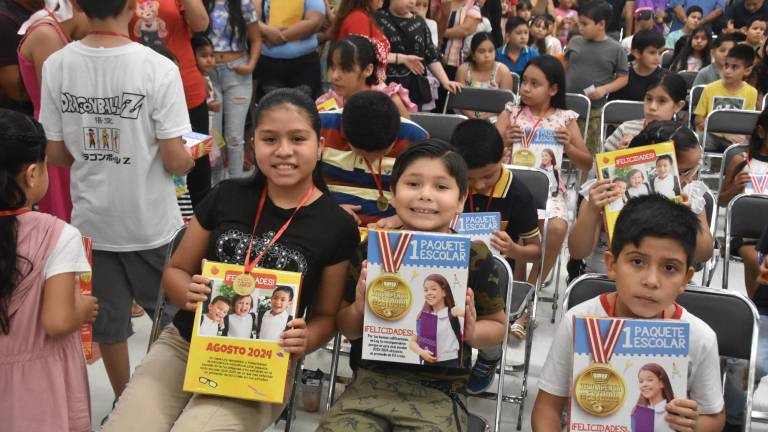 Entrega Casa Ley más de 27 mil 500 paquetes escolares