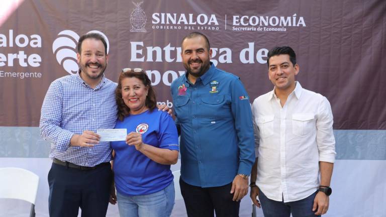 La entrega fue realizada por el secretario de Economía y el presidente municipal de San Ignacio.