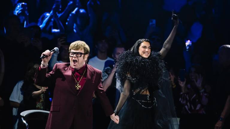 Sorprende Elton John al subir al escenario con Dua Lipa y cantar ‘Cold Heart’