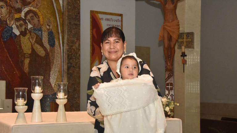 Recibe Evangeline Gastélum Caro las aguas del bautismo