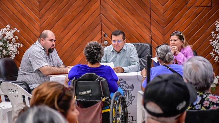 Este lunes se les dio certeza jurídica a dos familias de escasos recursos de la Colonia de la Salvador Allende y de la Segunda Ampliación de Valle de Urías.