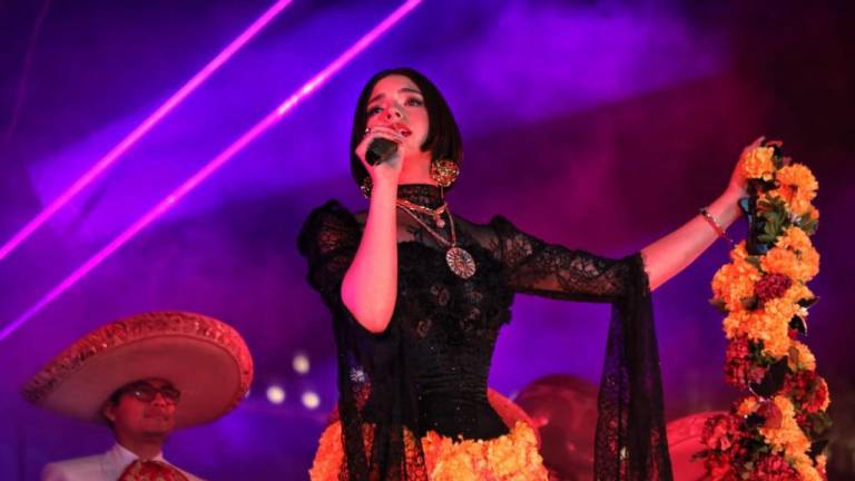 Ángela Aguilar durante su participación en el Zócalo de la Ciudad de México.