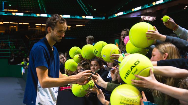 Daniil Medvedev se impuso en Róterdam para instalarse en los octavos de final.