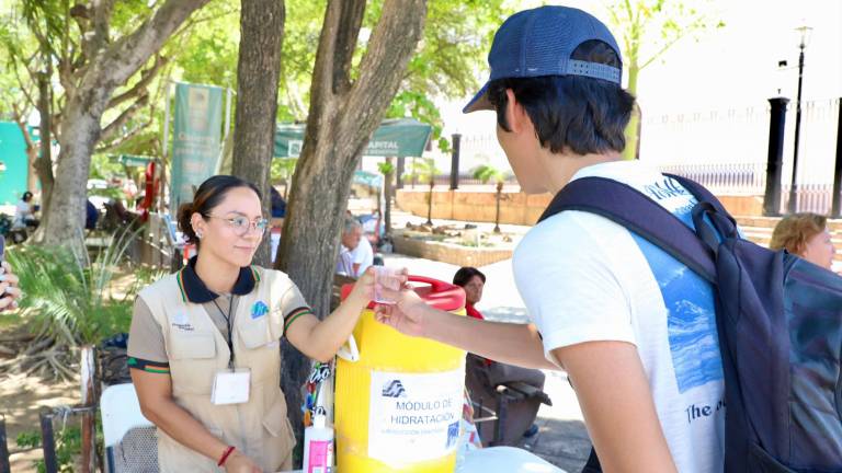 La Secretaría de Salud ha instalado en varios municipios de Sinaloa puntos de hidratación ante las altas temperaturas.