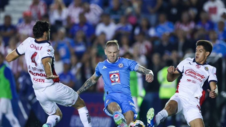 Cruz Azul recuperó el liderato al superar a unas Chivas sin gol