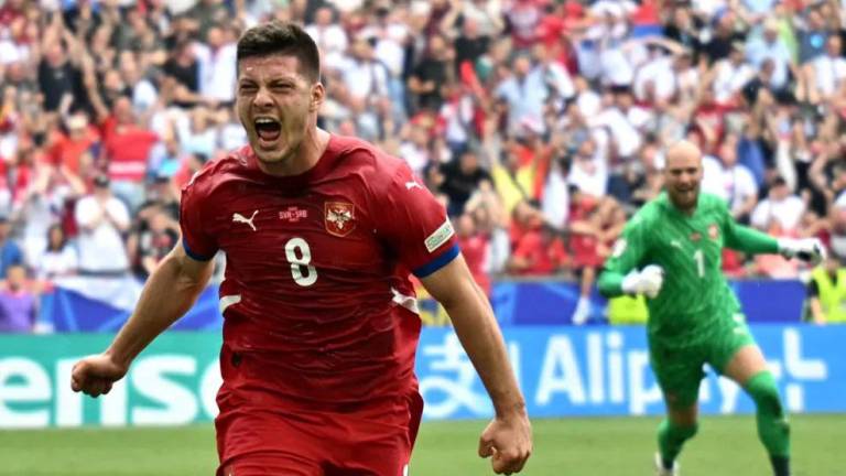 Jovic celebra el postrero gol del empate de Serbia.