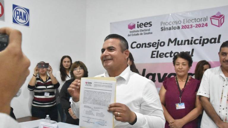 Jorge Rosario Bojórquez Berrelleza muestra su constancia que lo acredita como alcalde electo de Navolato.