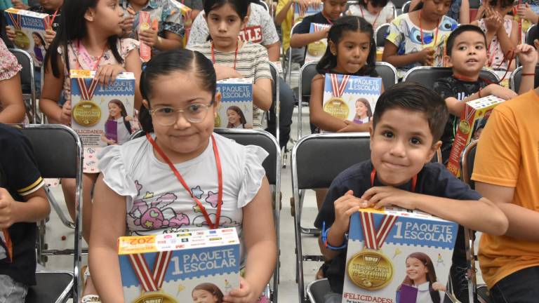 Entrega Casa Ley más de 27 mil 500 paquetes escolares