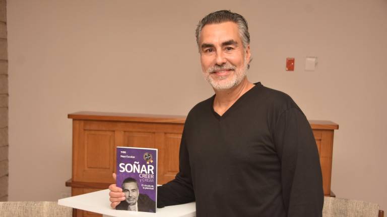 Nayo Escobar presenta su libro Soñar, Creer y Crear, en Culiacán.