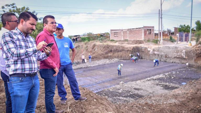 El Alcalde, Édgar González Zataráin; el director de obras públicas, Rigoberto Arámburo Bojórquez; y el coordinador municipal de Protección Civil, Eloy Ruiz Gastélum, supervisan la reconstrucción del puente vehicular en la Ampliación Villa Verde.