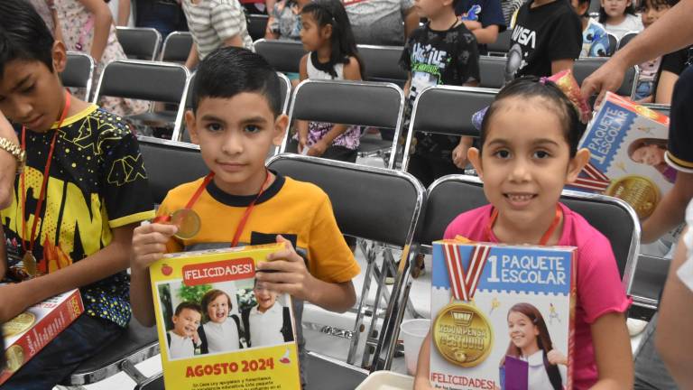 Entrega Casa Ley más de 27 mil 500 paquetes escolares