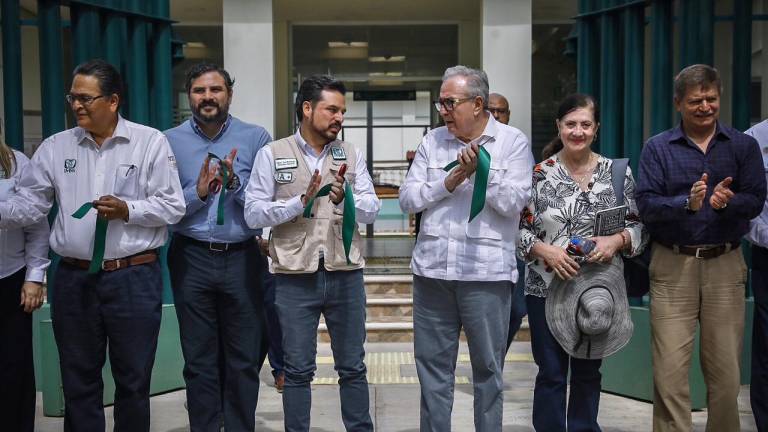 El Mandatario estatal, junto con el Secretario de Salud, Cuitláhuac González Galindo, recibierona los funcionarios federales.