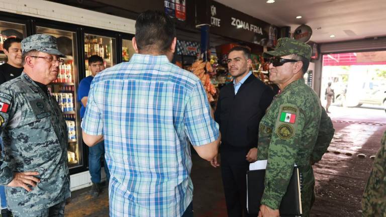 García Harfuch y General Trevilla visitan comercio en su visita a Culiacán; les toca escuchar denuncia de asalto