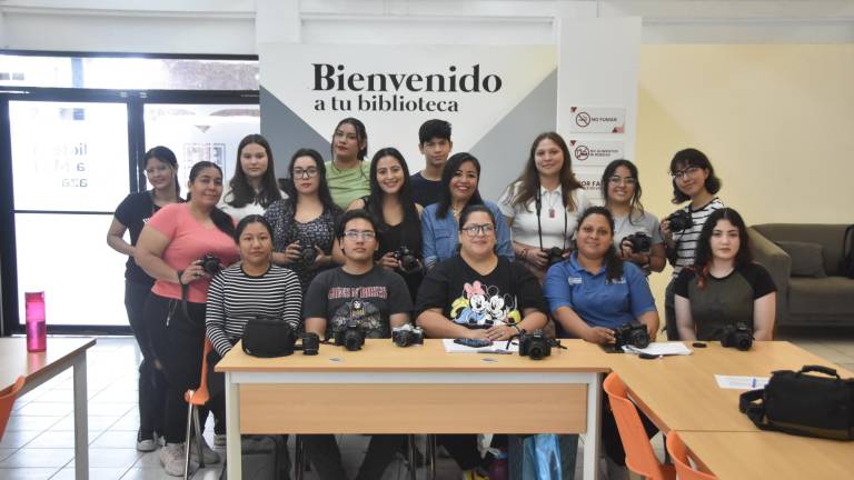 Jóvenes participan en el taller de fotografía impartido por Susana Medina.