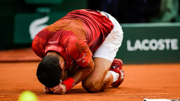 Novak Djokovic no pudo seguir en Roland Garros al lesionarse el menisco medial de la rodilla derecha.