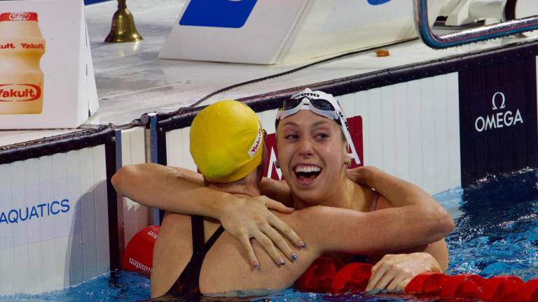 Gretchen Walsh es felicitada tras batir el récord de 50 metros en estilo mariposa.