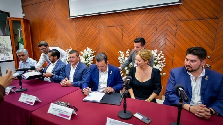 La firma del hermanamiento entre Mazatlán y Chihuahua fue en Sala de Cabildo.