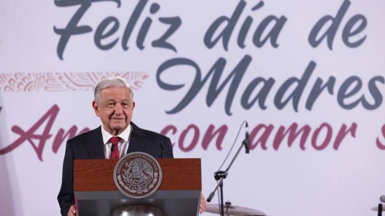 El Presidente López Obrador alertó a la ciudadanía respecto a aquellos candidatos que inundan con propaganda los medios de comunicación.