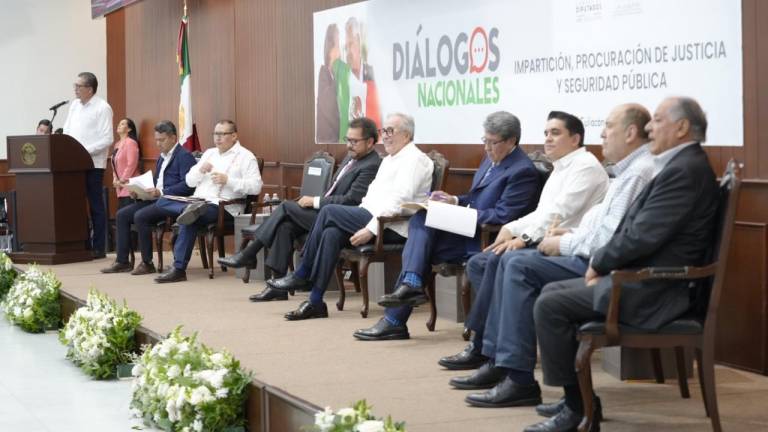 Autoridades y líderes políticos, incluidos el Gobernador Rubén Rocha Moya y el Senador Ricardo Monreal, participaron este jueves en el foro “Diálogos Nacionales” en Culiacán.