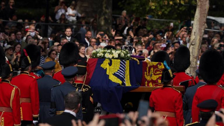 El ataúd de la Reina Isabel II es llevado en procesión a Westminster Hall