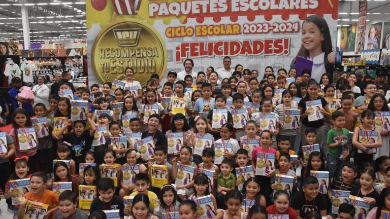 Niños y niñas de Culiacán son favorecidos con un paquete escolar por parte de Casa Ley.