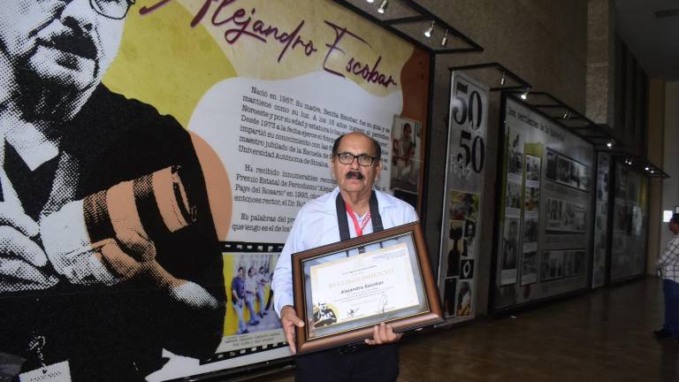 Alejandro Escobar, “El Moro”, fotoperiodista de Noroeste, es homenajeado en el Congreso de Sinaloa por 50 años de trayectoria.