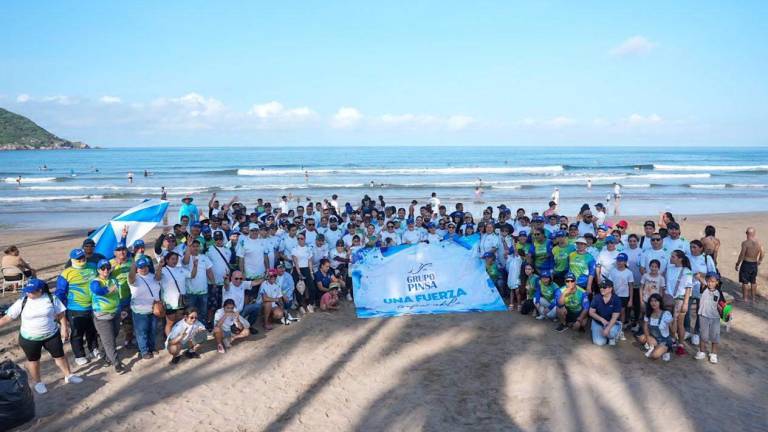 Grupo Pinsa conmemora el Día Mundial de las Playas limpiando las playas de Mazatlán