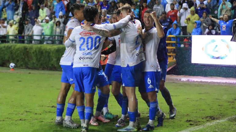 Cruz Azul recuperó liderato y le pegó al León en el debut de Berizzo