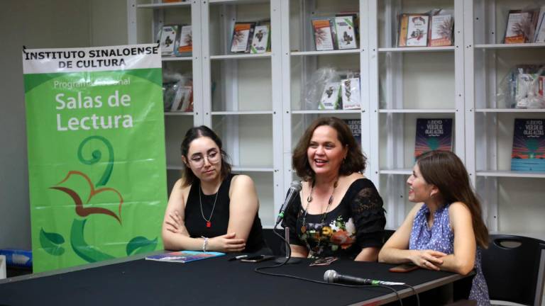 Georgina Martínez acompañada por María Fernanda Soto y Lucía Beltrán.