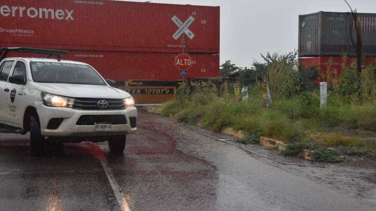 Por una falla mecánica, el tren de carga queda varado en la zona urbana de Culiacán y bloquea la circulación.