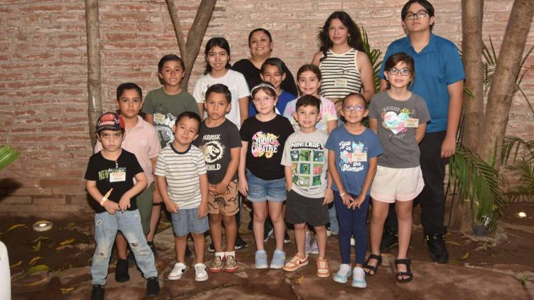 Niños y niñas participan en el taller de teatro y máscaras en la Casa SAS.