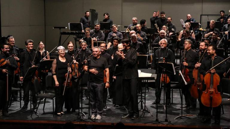 La OSSLA estrenó ‘El venado’, del sinaloense Eduardo Parra, a quien aplaudieron en el memorable concierto.