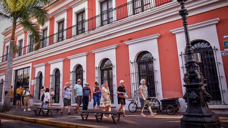 Extranjeros residentes en Mazatlán realizan caminata por las calles del Centro Histórico para demostrar que el puerto es seguro.