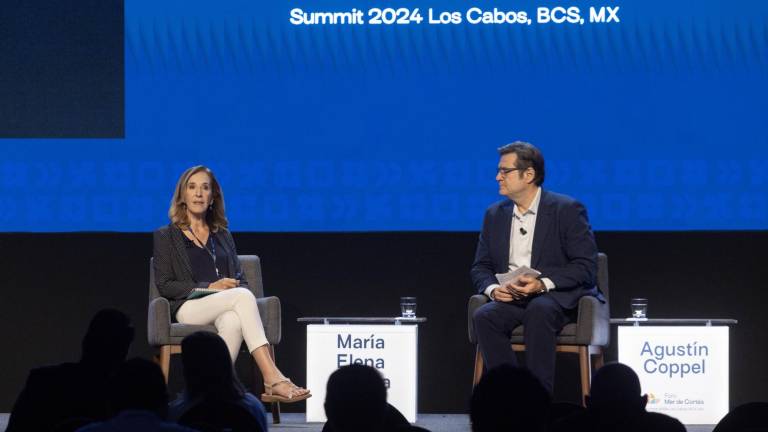 María Elena Morera habla con el presidente honorario del Foro Mar de Cortés, Agustín Coppel Luken.