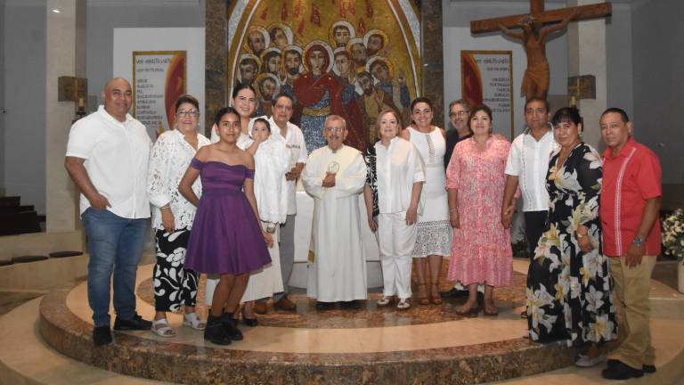 Recibe Evangeline Gastélum Caro las aguas del bautismo