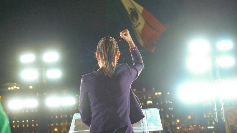 Claudia Sheinbaum durante su mensaje en el Zócalo de la Ciudad de México tras confirmarse su triunfo.