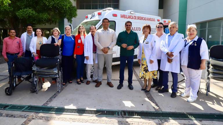 Entregan tres ambulancias, sillas de ruedas y mobiliario a hospitales del norte de Sinaloa