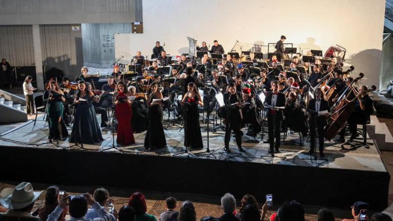 La Orquesta Sinfónica Sinaloa de las Artes y el Taller de Ópera de Sinaloa durante el concierto en el ágora.