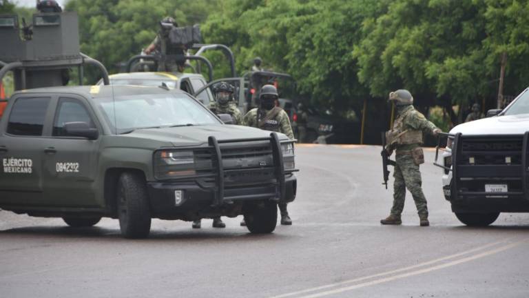 Guardia Nacional y Ejército Mexicano resguardan la carretera tras los reportes.