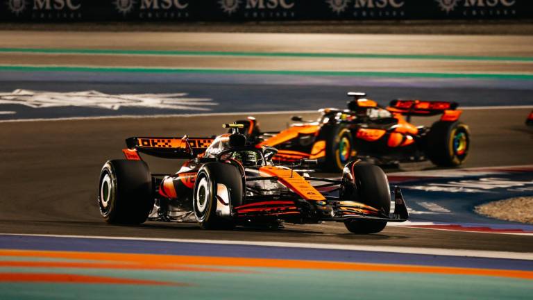 McLaren brilla en Qatar: 1-2 en Carrera Sprint; Checo termina último