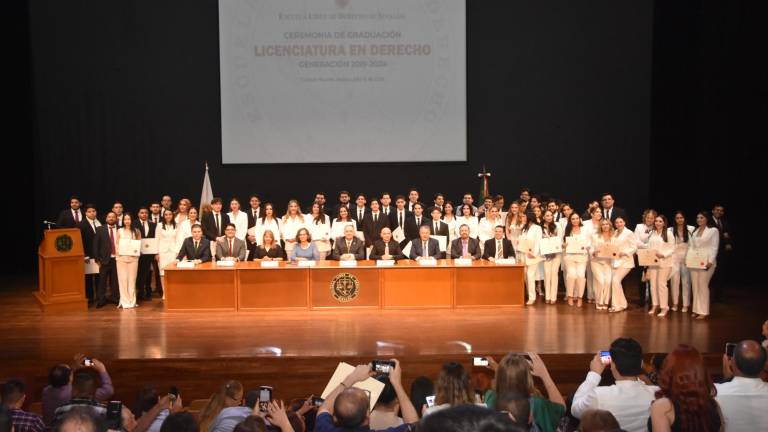 Egresa nueva generación de Licenciados en Derecho