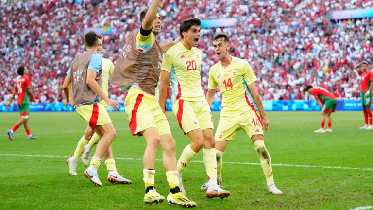 El defensa español Juanlu Sánchez celebra tras marcar el segundo gol de España contra Marruecos.