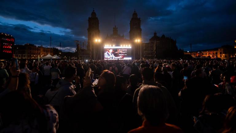 El público disfrutó la proyección del espectáculo que Juan Gabriel ofreció en Bellas Artes en 2013