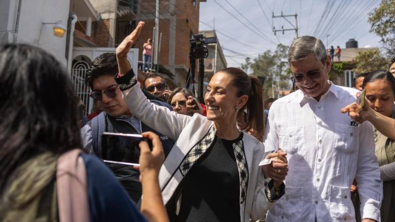 Claudia Sheinbaum junto a su esposo cuando acudió a votar este domingo.