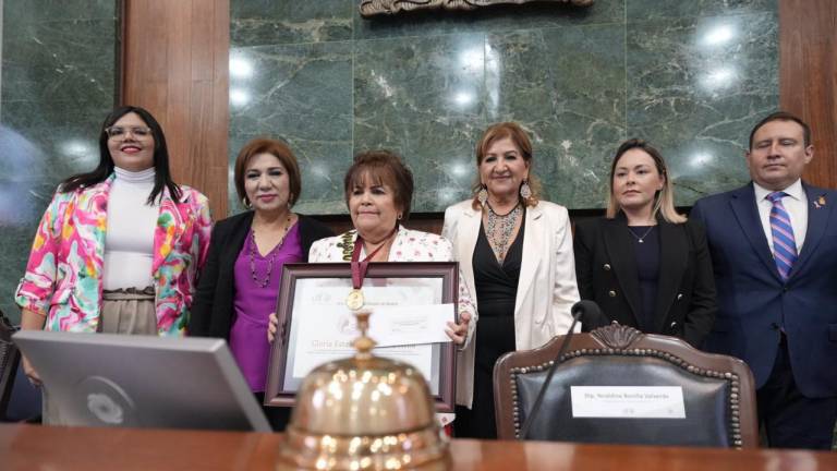 En el Congreso de Sinaloa entrega el reconocimiento del Premio a la Mujer Rural Sinaloense a Gloria Estela Valenzuela Ávila.