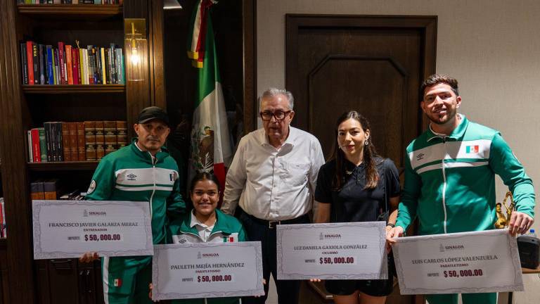 Rubén Rocha Moya, junto a una parte de los deportistas que representaron a Sinaloa y a México en París 2024.